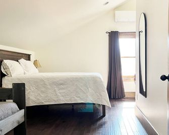 Potter Highlands Group Getaway! 2 Units, Hot Tub, Firepit, Walkable: sleeps 12 - Denver - Bedroom