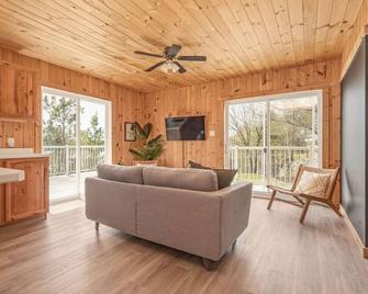 Denvic House - a private lakefront retreat - Spanish - Sala de estar