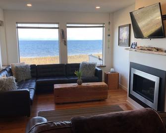 Beach front Duplex on Stories beach near Campbell River - Campbell River - Living room