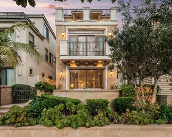New Luxurious Beach Home - Huntington Beach - Building