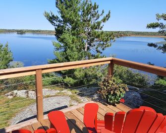 Lakeside Lookout on Fish Bay Lake Nipissing Ontario Canada, 3 bedroom cottage. - Callander - Balcony