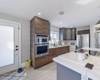 3Bedroom 3bath &Office, kids party, playground, onsite storage/opt, pet friendly - Bradford West Gwillimbury - Kitchen