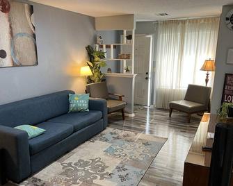 Entire 3 Bedroom with smart TV and internet for your comfort - Midwest City - Вітальня