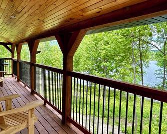 Elevated cabin nestled among the trees, and the Saint John River. Pet friendly. - Meductic - Balcón
