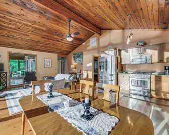 Waterfront Lancaster Cabin about 10 Mi to Kilmarnock! - Kilmarnock