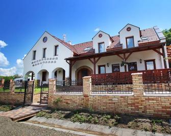 Gesztenyes Vendeghaz - Garáb - Building