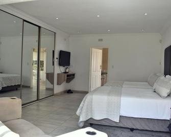 Nestled in the quite country side with lots of trees for the well deserved rest. - Benoni - Habitación