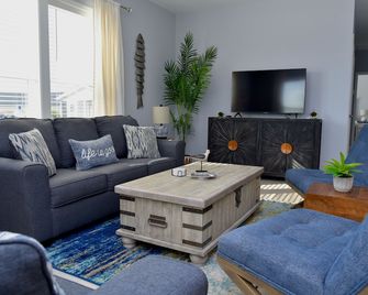 Bay front retreat - beach, pools, pet friendly! - Long Neck - Living room