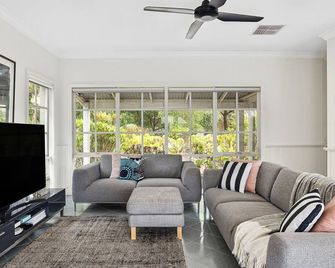 Tennis, Swimming and Outdoor Entertaining - Mount Martha - Living room