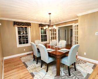 Sunapee Four Season Getaway with a Mountain View - Foliage, Hiking, Skiing, Lake - Sunapee - Dining room