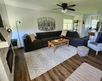 Brand New 3-bedroom Home in Random Lake with office, quick walk to the beach! - Random Lake - Living room