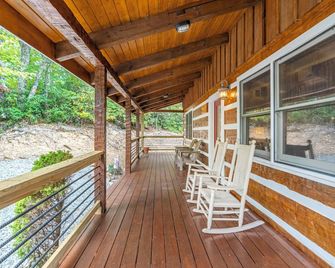 La Casita- Mountain Cabin, Mountain View, Fire Pit, Gas Fireplace, Gas Grill - Seven Devils - Balcony