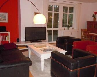 Charming garden floor apartment with 95m² in an old villa, 20 minutes to the main station./City - Hamburg - Wohnzimmer