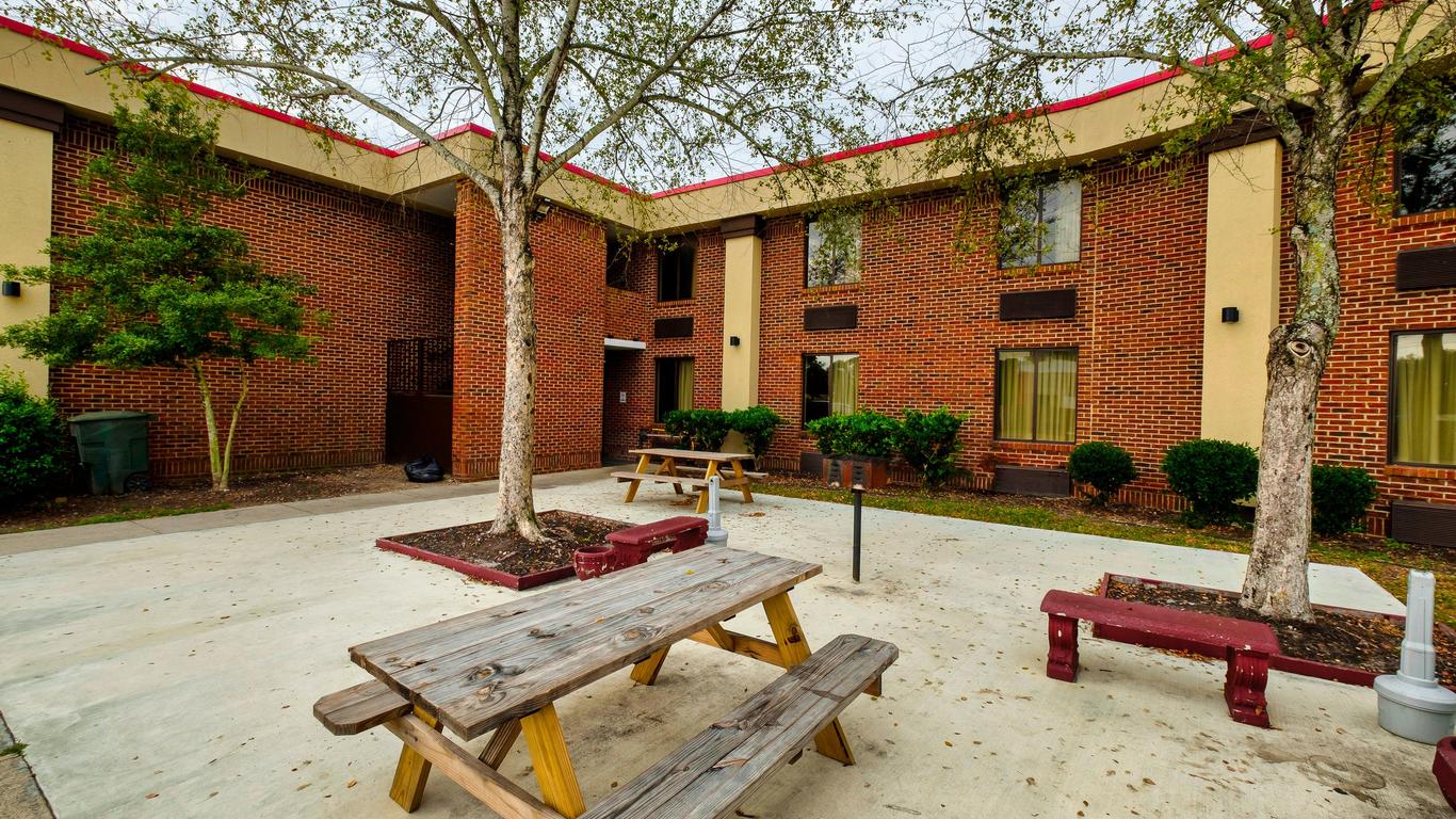 Red Roof Inn & Suites Jacksonville, NC