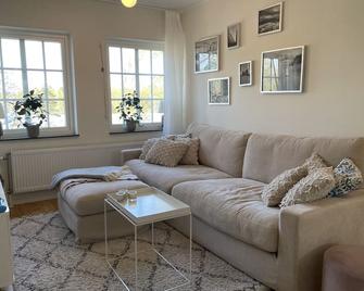 Relatively new and child-friendly house close to Stockholm and the nearby nature - Huddinge - Living room