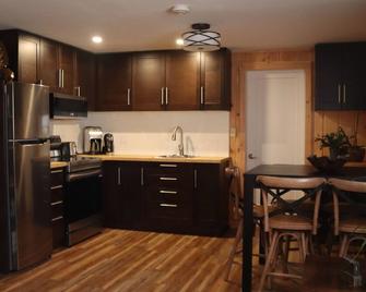Nuestra Casa – Beautiful and spacious downstairs suite in Lake Cowichan - Lake Cowichan - Kitchen