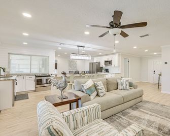 Spring Hill Home With Pool, Bbq Grill An - Spring Hill - Living room