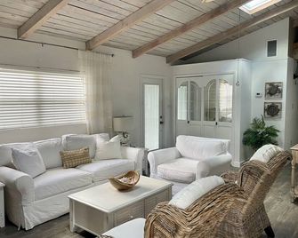 Charming 2-bedroom Beach Cottage Steps from the Sand! - Ormond Beach - Living room