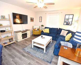 Extra Entertainment Space Just 7 Blocks to ND Campus 54211 - Mishawaka - Living room