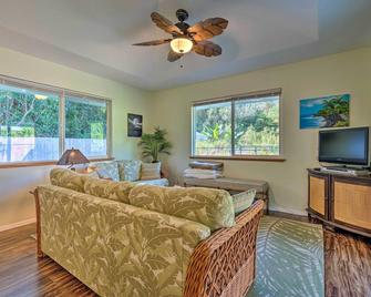 Big Island Paradise Hawaiian Retreat with Patio! - Mountain View - Living room