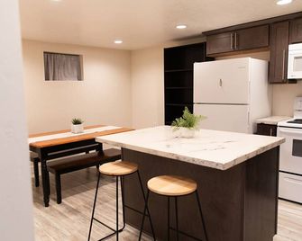 Charming 2-bedroom basement apartment in Ogden! - Ogden - Kitchen