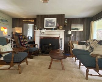 Eagles Mere lakefront 6-bedroom 3-bath cottage - Eagles Mere - Sala de estar