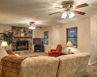 Creekfront Cabin Near Chattanooga w/ Hot Tub! - Ooltewah - Wohnzimmer