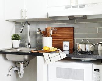 Intown Suites Extended Stay Birmingham Al - Lakeshore Parkway - Birmingham - Kitchen