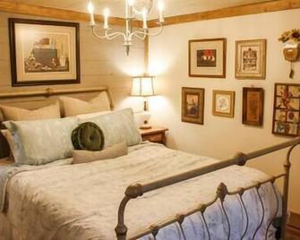 The Greenhouse Cozy Cottage- Walk to Downtown! - Opelika - Bedroom