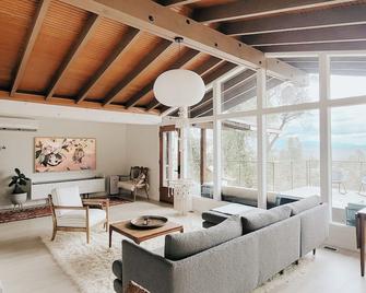 MidCentury with Mt Shasta Views - Anderson - Obývací pokoj