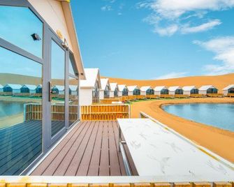 Desert Traveler Star Camping Homestay - Zhongwei - Balcón