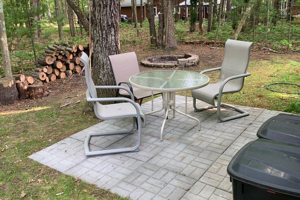 Lake Huron access wooded 2-bedroom cottage with WiFi in charming Oscoda - Oscoda - Patio