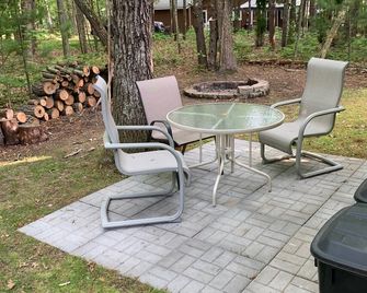 Lake Huron access wooded 2-bedroom cottage with WiFi in charming Oscoda - Oscoda - Patio
