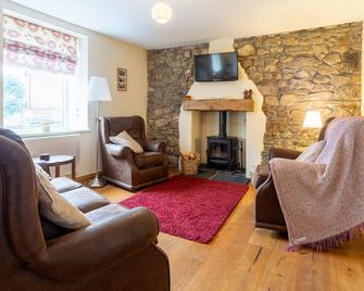 Lovely 3-Bed Cottage in the quiet hamlet of Horeb - Llanelli - Living room