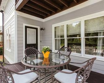 Meet Me in Athens I Beautiful 4-Bdrm House I 1 Mile to DT and Mins to UGA - Athens - Patio