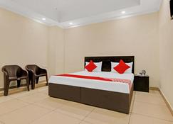 OYO Flagship 807473 Sk Residency - Noida - Bedroom