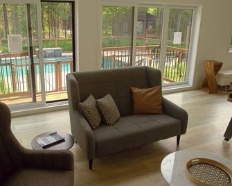 Chalet Alkov: Mini-chalet for 2 with private spa - Pont-Rouge - Living room