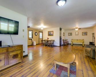 Riverfront Covington Cabin with Deck and Fire Pit! - Piqua - Living room