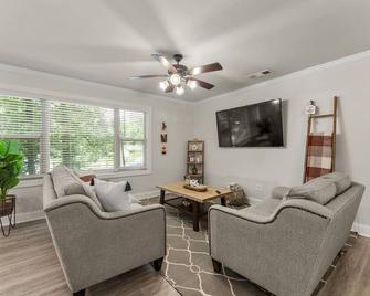 Serene Lake Lanier cottage with Fire Pit King Bed Bunk Bed Queen Bed - Buford