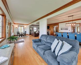 Pistakee Lake Estate with Boat Dock and Hot Tub! - Johnsburg (Illinois) - Soggiorno