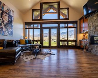 New Luxury Mountain Modern Cabin Near Yellowstone - Wapiti - Sala de estar