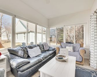 Cozy Wells Cottage with Pool Access 1 Mi to Beach! - Wells - Living room