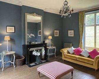 Beautiful 6 bedroom house with pool & large garden - Le Pêchereau - Sala de estar