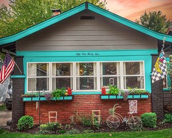 Speedway Pit Stop Bungalow in the heart of Speedway. Walk to IMS, & Restaurants - Indianapolis - Building