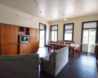 Commercial Hotel - Charters Towers - Huiskamer