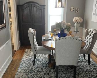 Historic Downtown Owosso Condo - Owosso - Dining room