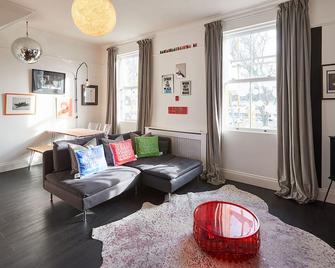 Host & Stay - The Artists Pad - Saltburn-by-the-Sea - Living room