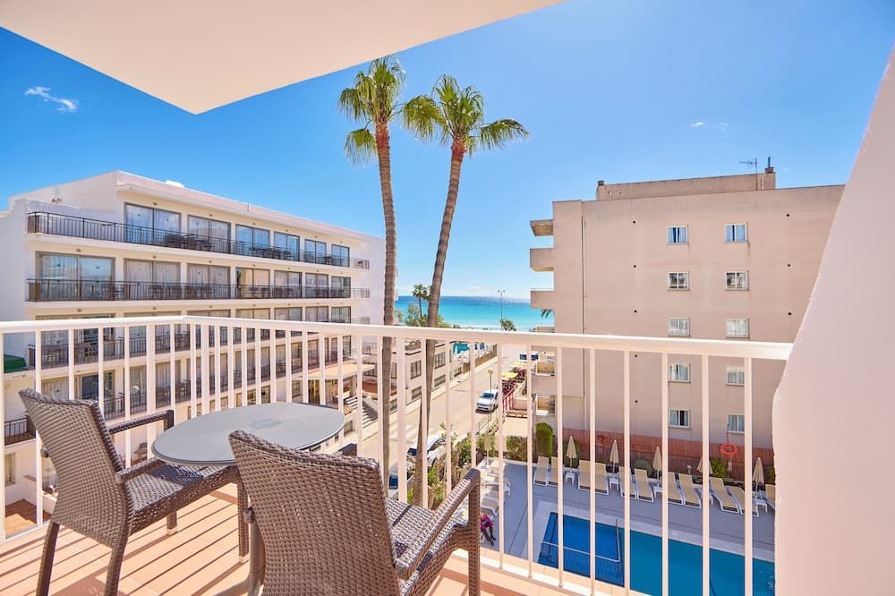 يونيفيرسال هوتل بيكيني - كالا ميلور - شرفة