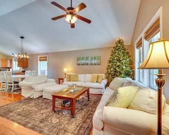 Private Community Beach: Family Conway Retreat! - Conway - Living room