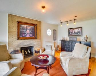 Dog-Friendly Denver Vacation Home with Gas Grill! - Denver - Living room